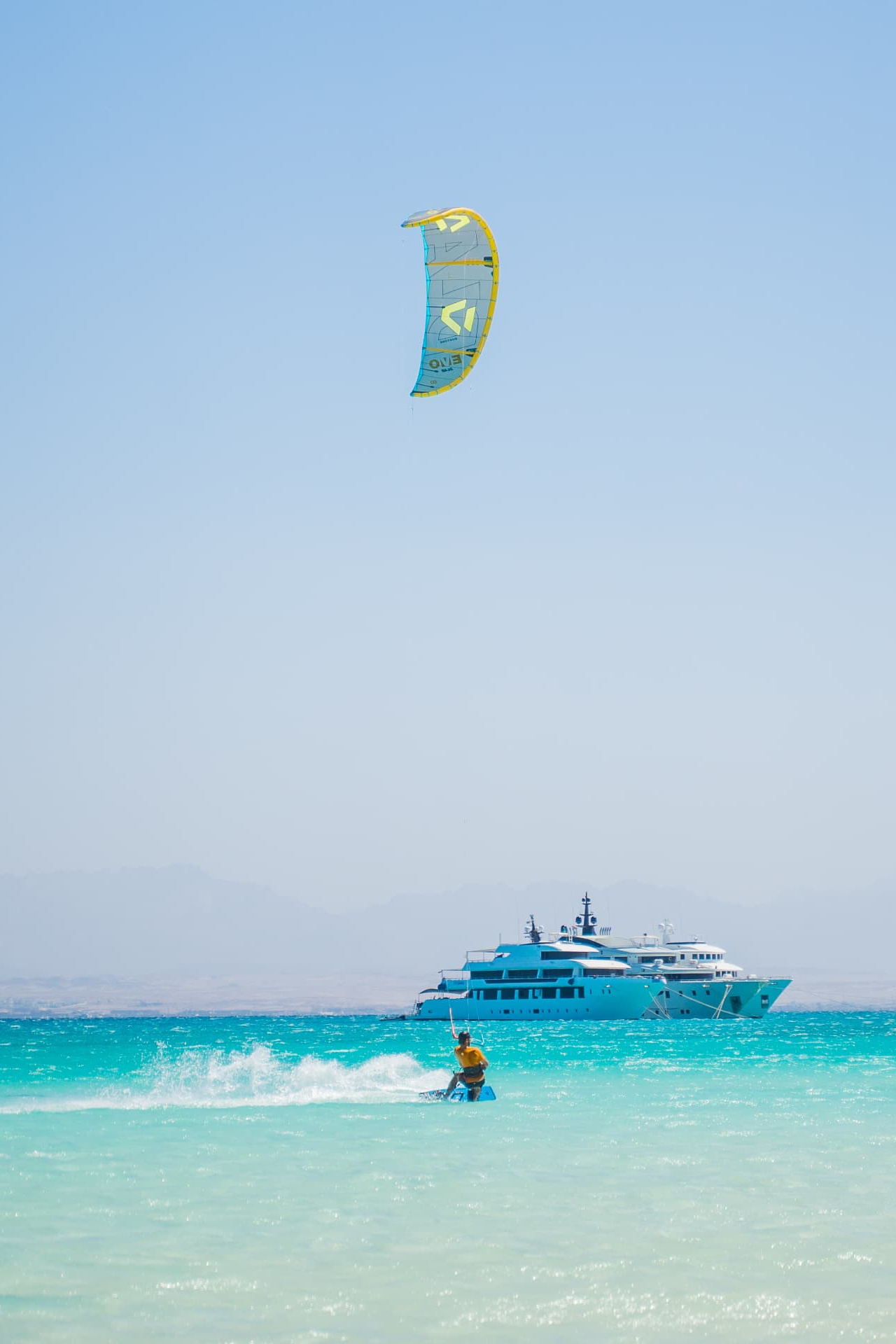Kitesurfista velejando nas águas cristalinas do Mar Vermelho