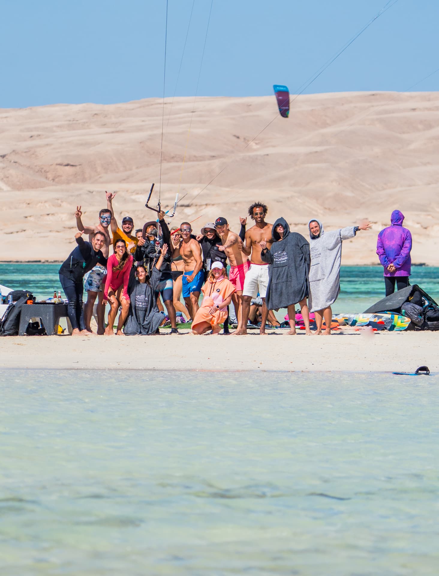 Grupo de kitesurfistas reunido em uma ilha isolada no Mar Vermelho