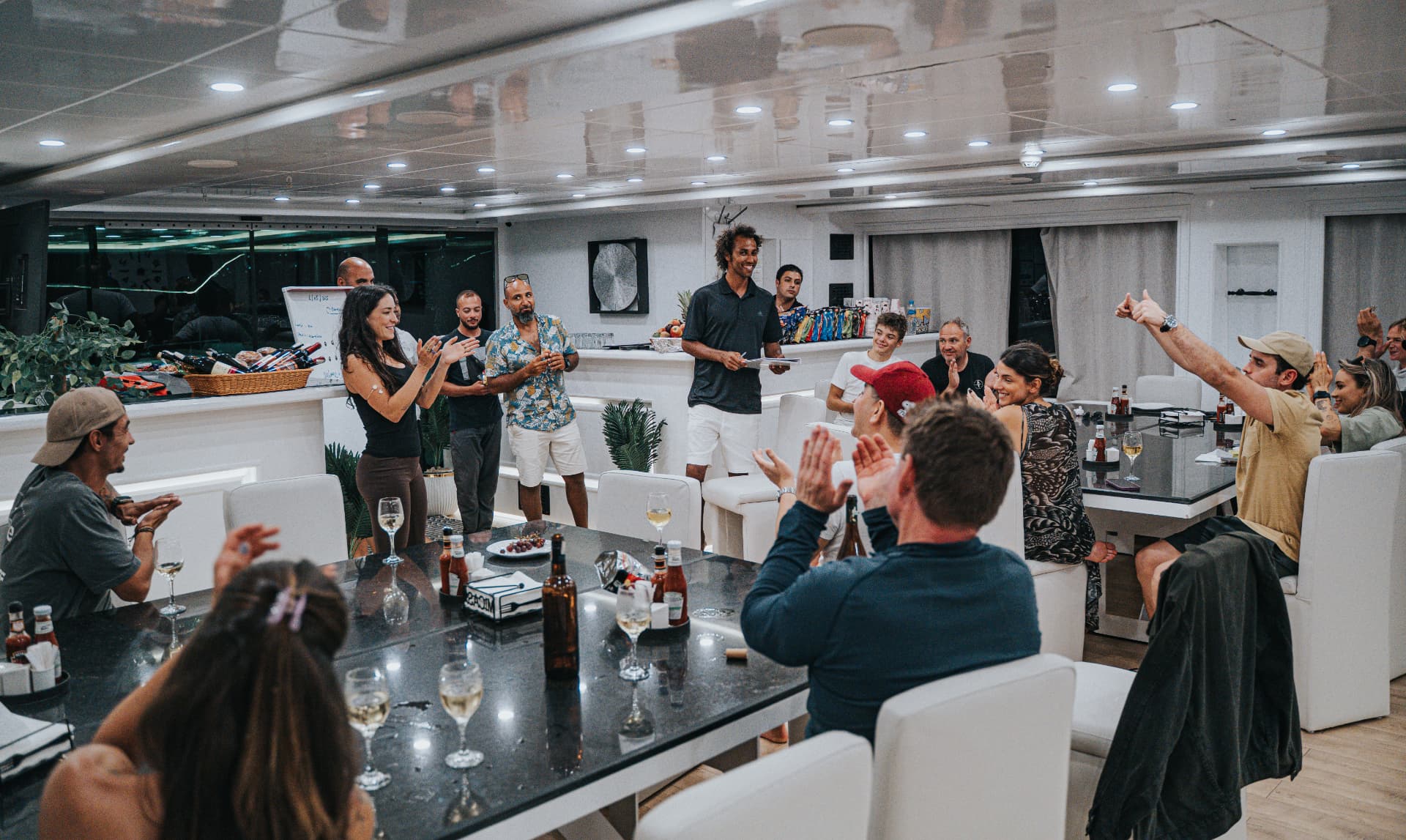 Ambiente social e refeições a bordo do Yacht no Mar Vermelho