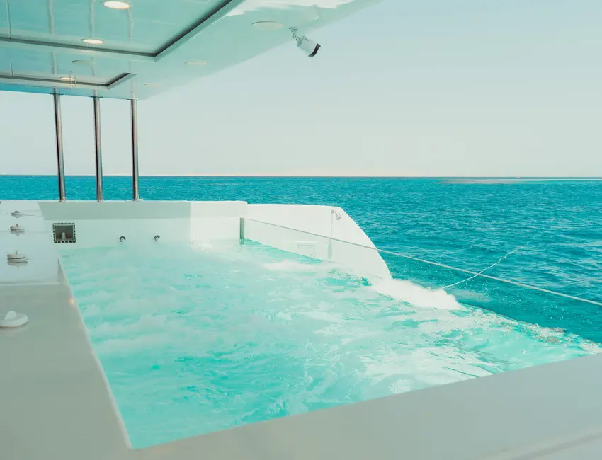 Jacuzzi no convés do Yacht com vista para o Mar Vermelho